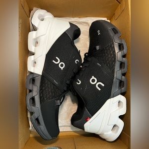 On Running Cloudflyer 4 Black and White Women’s Size 8